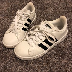 Adidas women’s shoe size 5 1/2